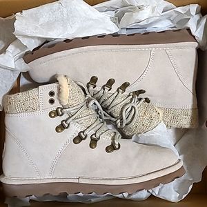 BearPaw women white size 10